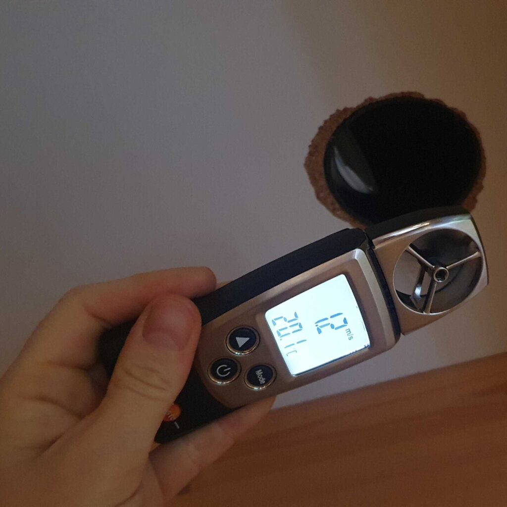 Mesure de la vitesse de l'air d'une bouche d'extraction de ventilation