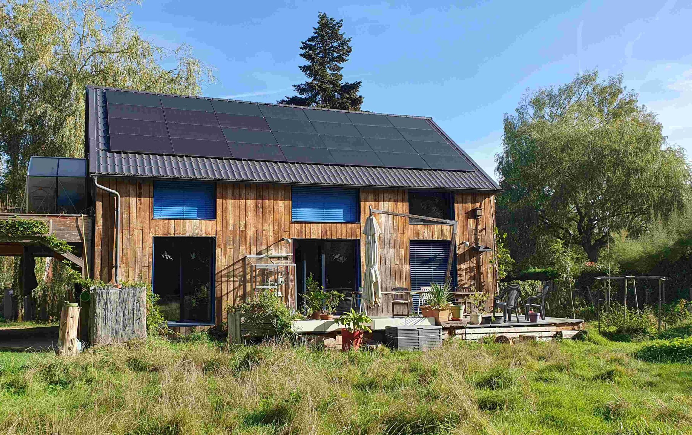 Maison écologique en bois en autoconstruction