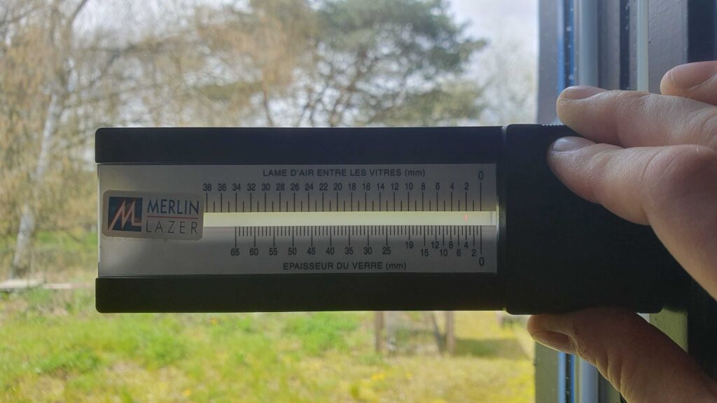 Mesure de l'épaisseur des vitrages avec un vitromètre