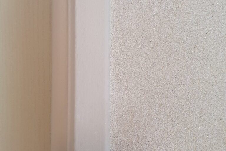 Enduit mince à l'argile blanche, poudre de marbre et paillettes de mica