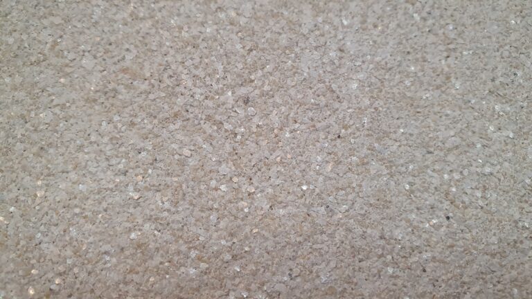Détail de l'enduit mince à l'argile blanche, poudre de marbre et paillettes de mica