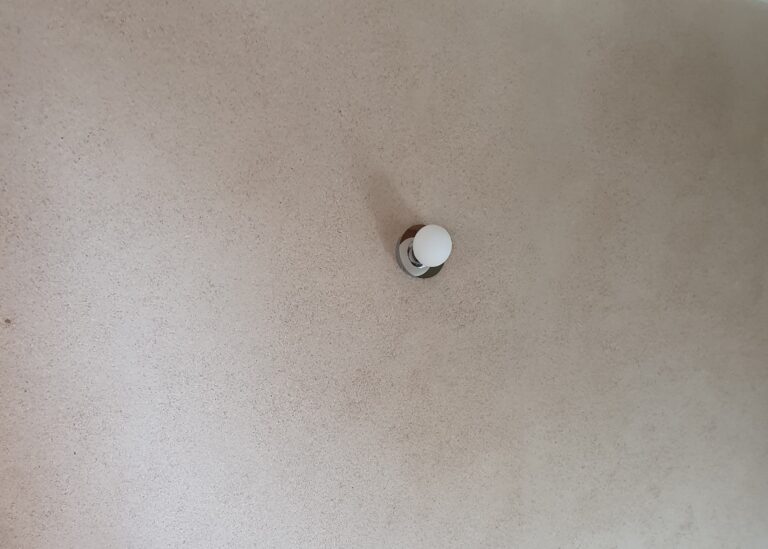 Enduit à l'argile blanche finition talochée