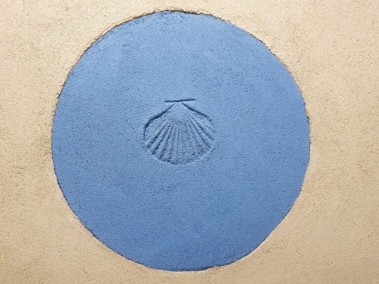 Impression sur argile blanche et pigment bleu