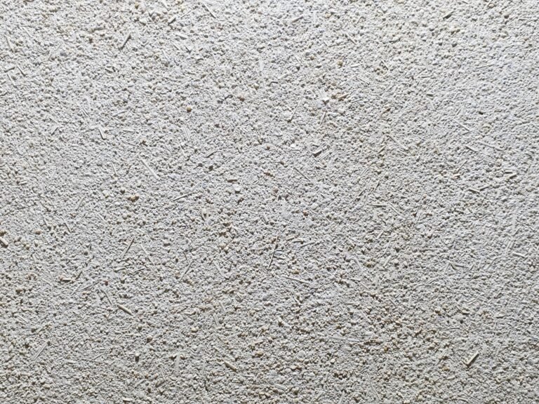 Détail de l'enduit à l'argile blanche et paillettes de lin